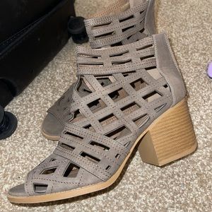 Brown/Greenish cute heels!